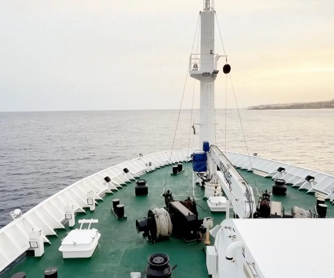 El MV Hondius, un crucero con bandera neerlandesa que transporta a casi 150 personas, permanece frente a las costas de Cabo Verde este lunes 4 de mayo de 2026, teas el brote de hantavirus.AP/Qasem Elhato