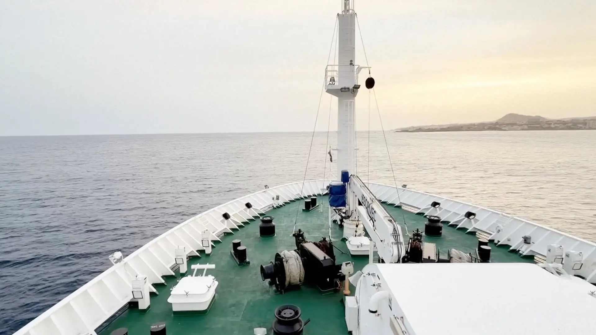 El MV Hondius, un crucero con bandera neerlandesa que transporta a casi 150 personas, permanece frente a las costas de Cabo Verde este lunes 4 de mayo de 2026, teas el brote de hantavirus.AP/Qasem Elhato