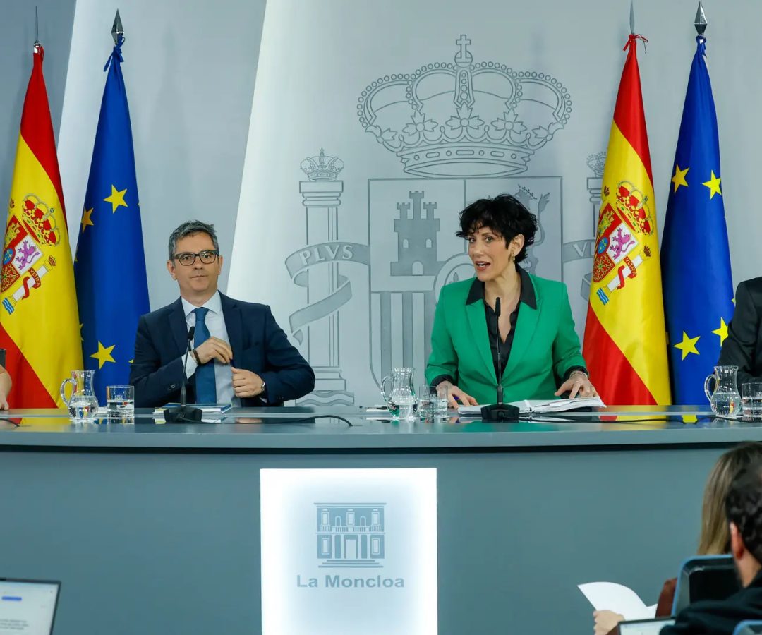 La portavoz del Gobierno y ministra de Inclusión, Seguridad Social y Migraciones, Elma Saiz, junto a la ministra de Juventud e Infancia, Sira Rego, el ministro de la Presidencia, Justicia y Relaciones con las Cortes, Félix Bolaños y el ministro de Transformación Digital, Óscar LópezJ.J. Guillén