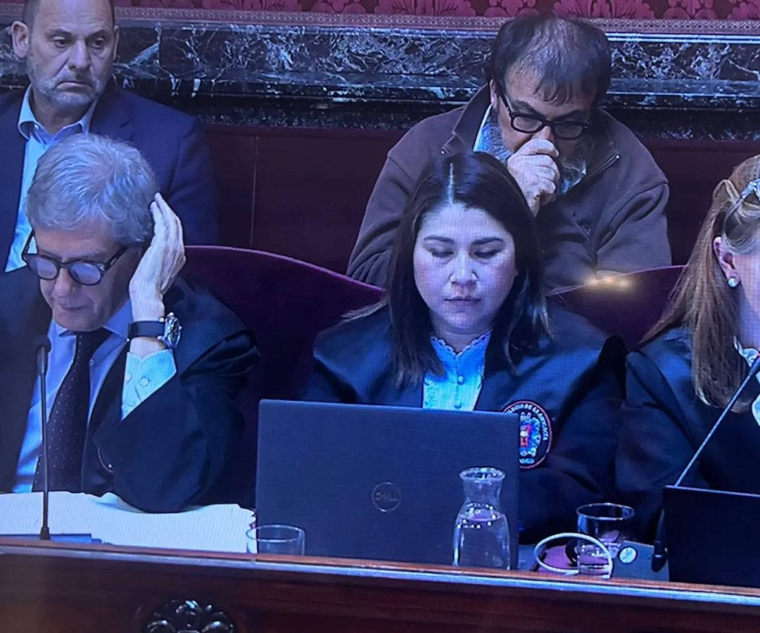 La letrada de Koldo (d), sentada frente a su cliente en la última jornada del suelo.