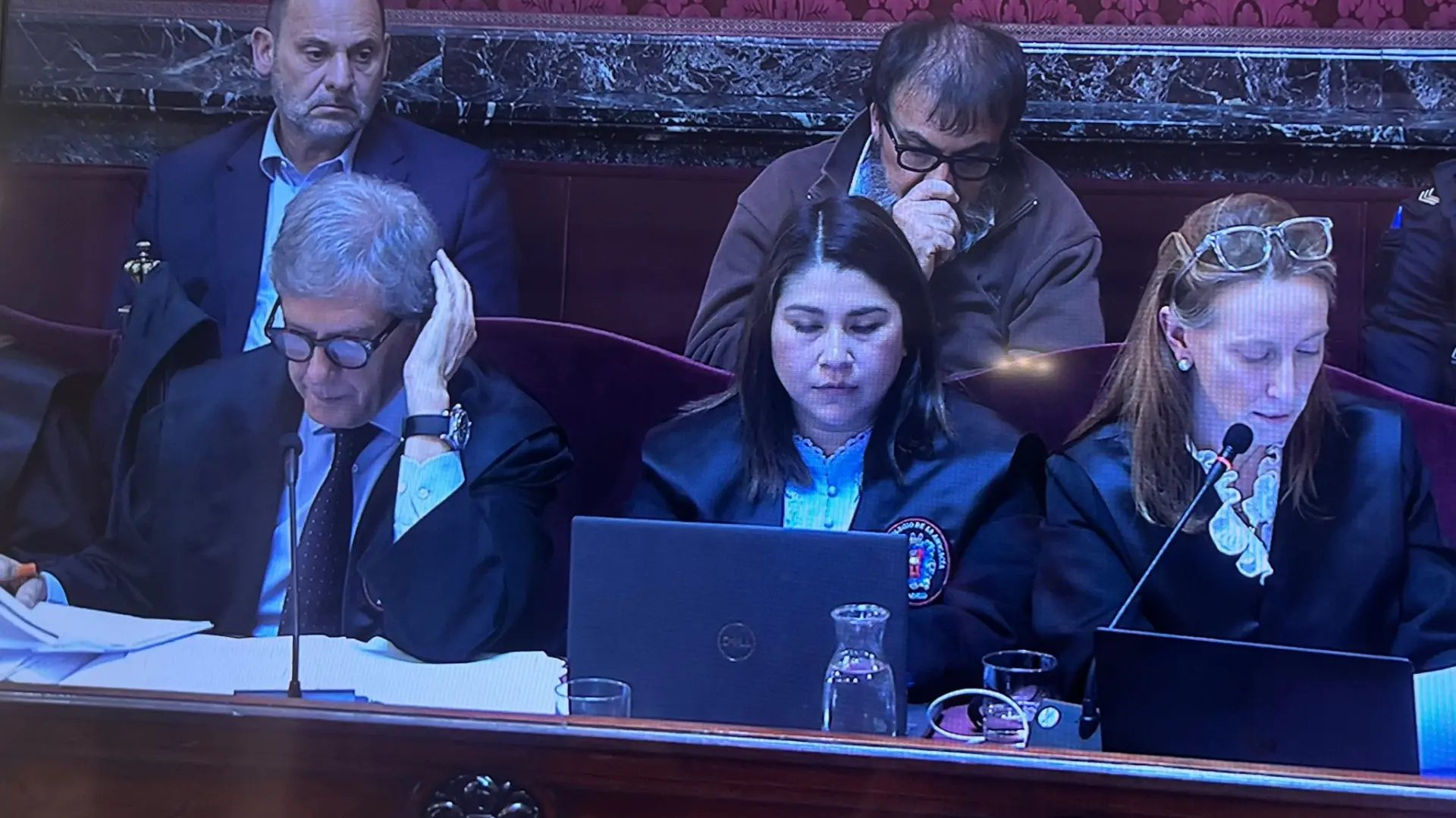 La letrada de Koldo (d), sentada frente a su cliente en la última jornada del suelo.