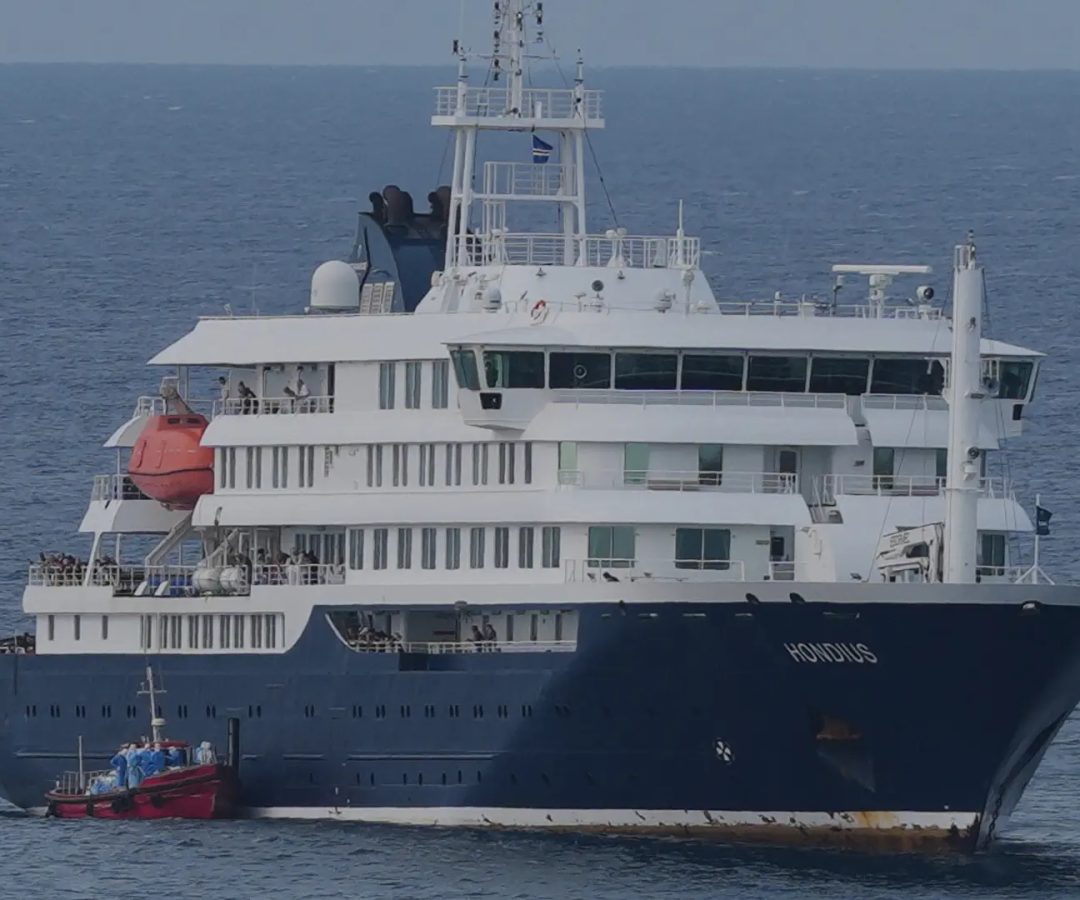 El crucero MV Hondius está anclado en un puerto de Praia, Cabo Verde, el miércoles 6 de mayo de 2026.Misper Apawu