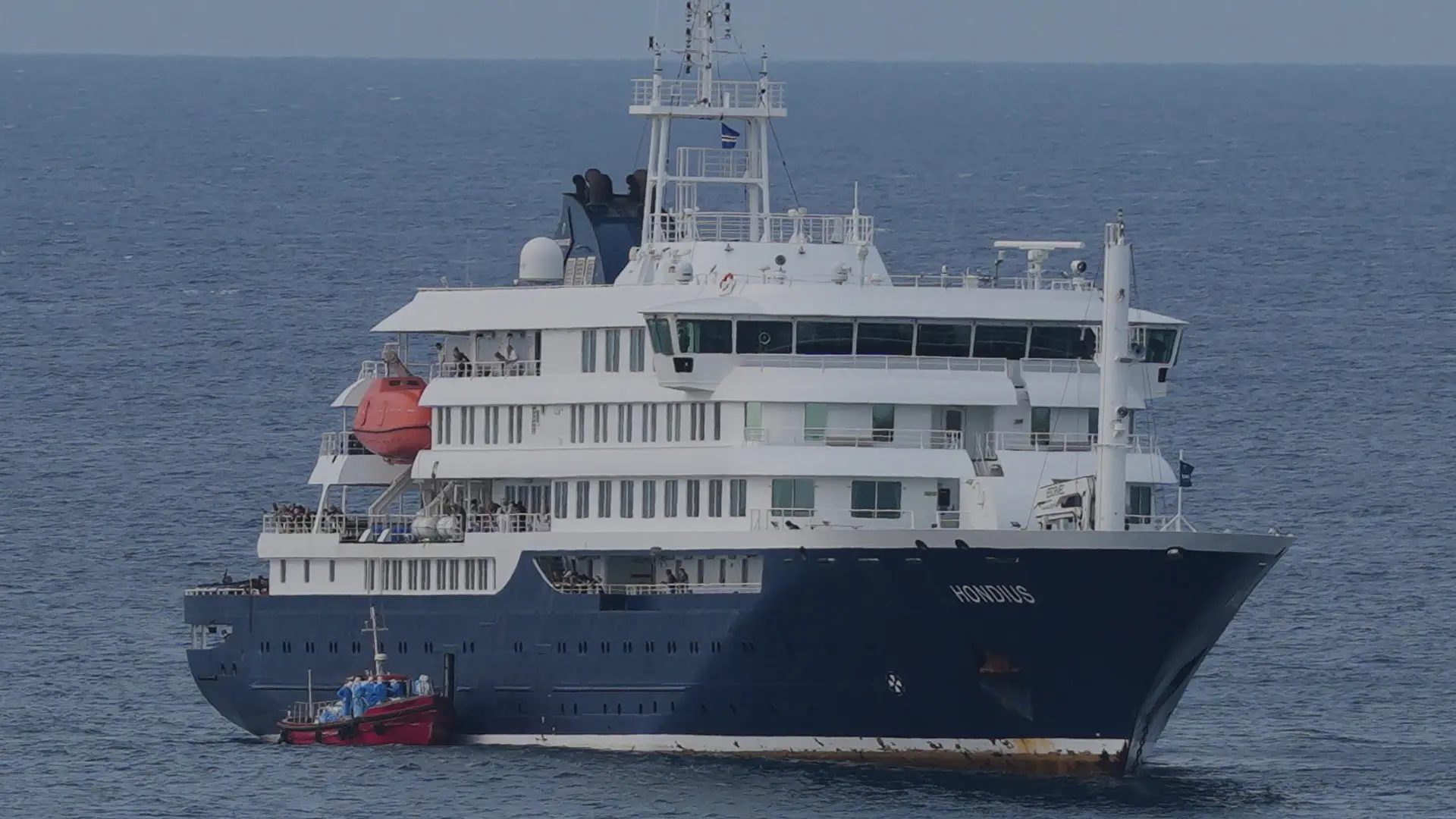 El crucero MV Hondius está anclado en un puerto de Praia, Cabo Verde, el miércoles 6 de mayo de 2026.Misper Apawu