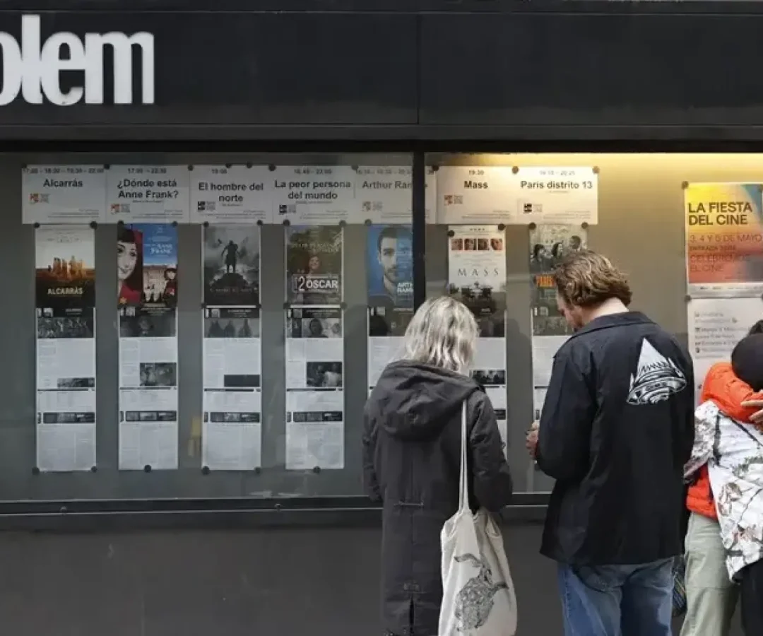 Tres jóvenes observan la cartelera.EFE