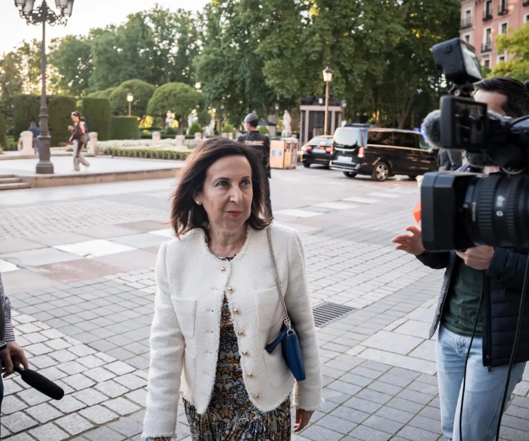 La ministra de Defensa, Margarita Robles, a su llegada este miércoles a la recepción oficial ofrecida a los jefes de Estado Mayor de las Armadas o Marinas Europeas, en el Teatro Real de MadridEuropa Press