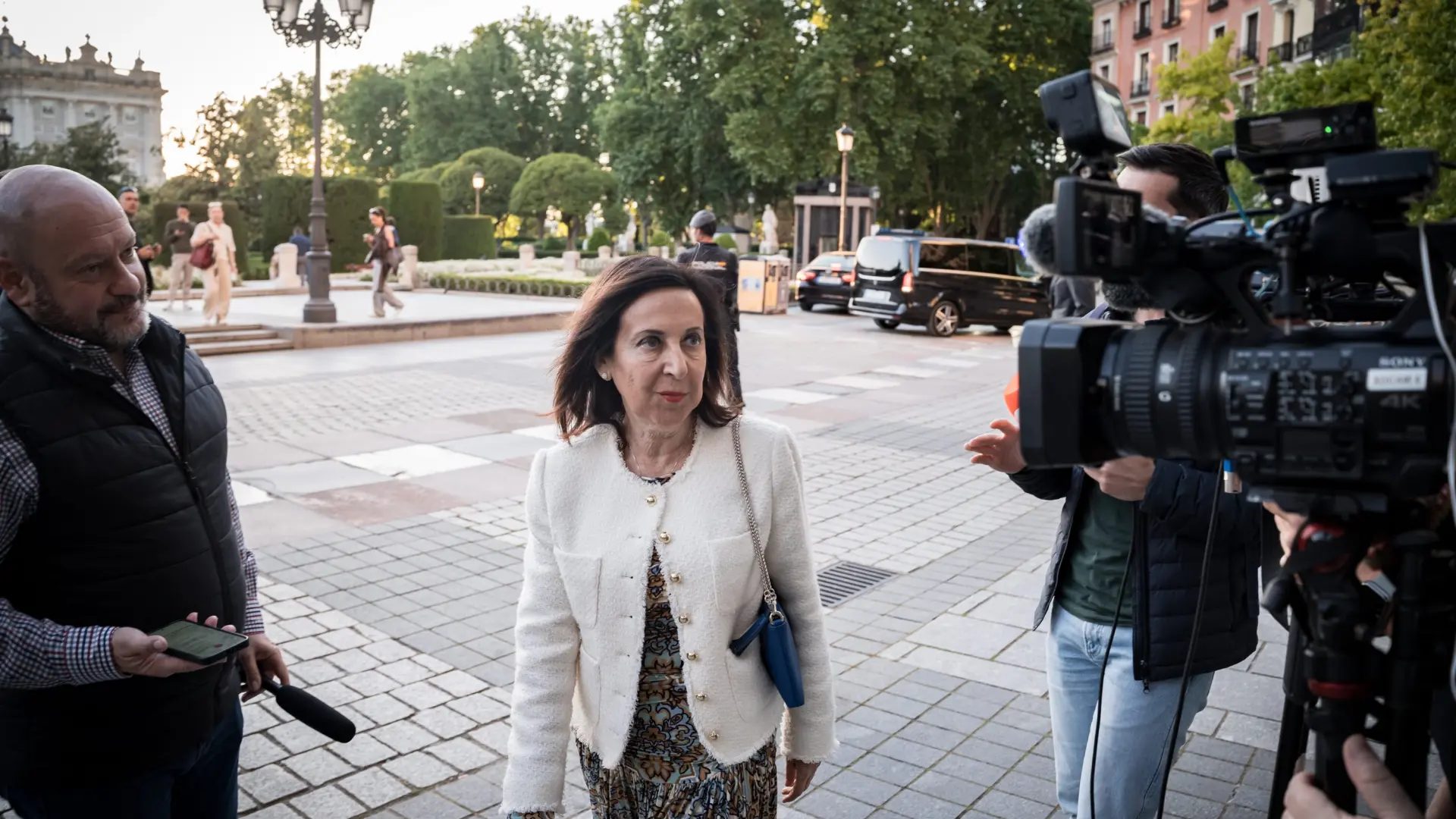 La ministra de Defensa, Margarita Robles, a su llegada este miércoles a la recepción oficial ofrecida a los jefes de Estado Mayor de las Armadas o Marinas Europeas, en el Teatro Real de MadridEuropa Press