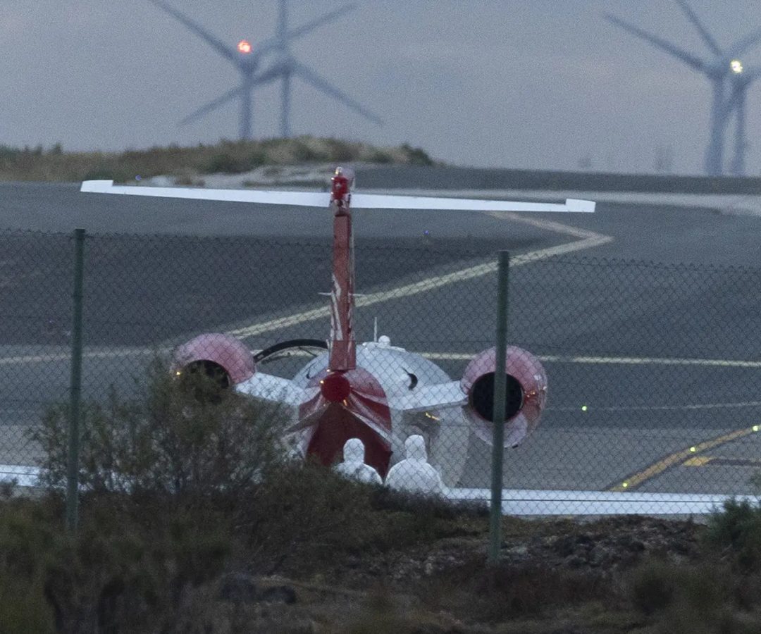 El avión ambulancia que traslada a dos personas contagiadas de hantavirus, este miércoles en el aeropuerto de Gran Canaria. EFE/ Quique CurbeloQuique Curbelo