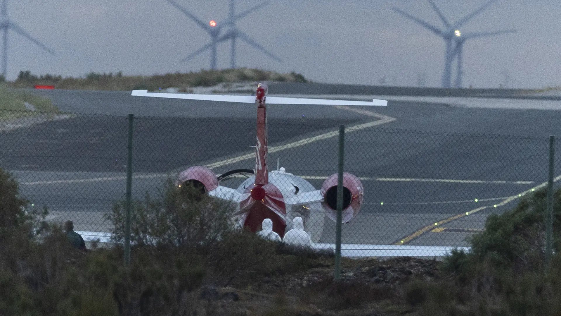 El avión ambulancia que traslada a dos personas contagiadas de hantavirus, este miércoles en el aeropuerto de Gran Canaria. EFE/ Quique CurbeloQuique Curbelo