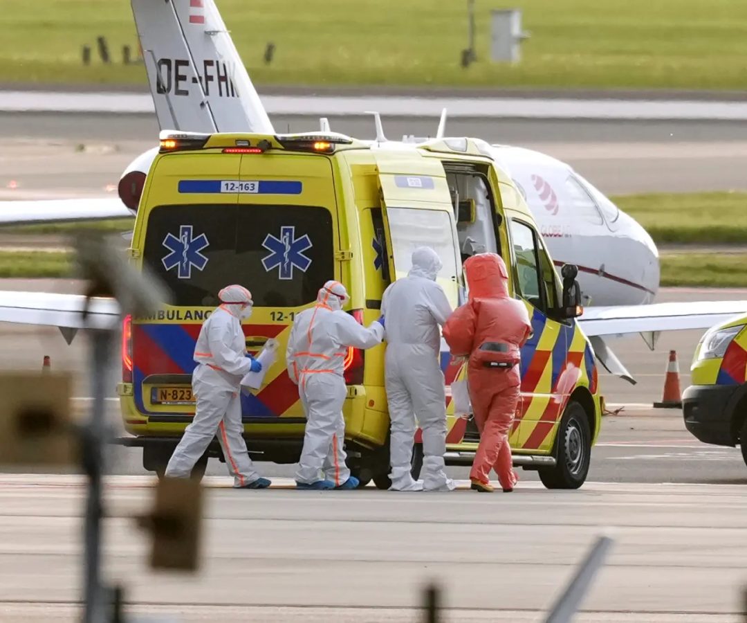 Paciente presuntamente infectado por hantavirus evacuado en una ambulancia desde el aeropuerto de Amsterdam, Países Bajos.Peter Dejong - La Presse