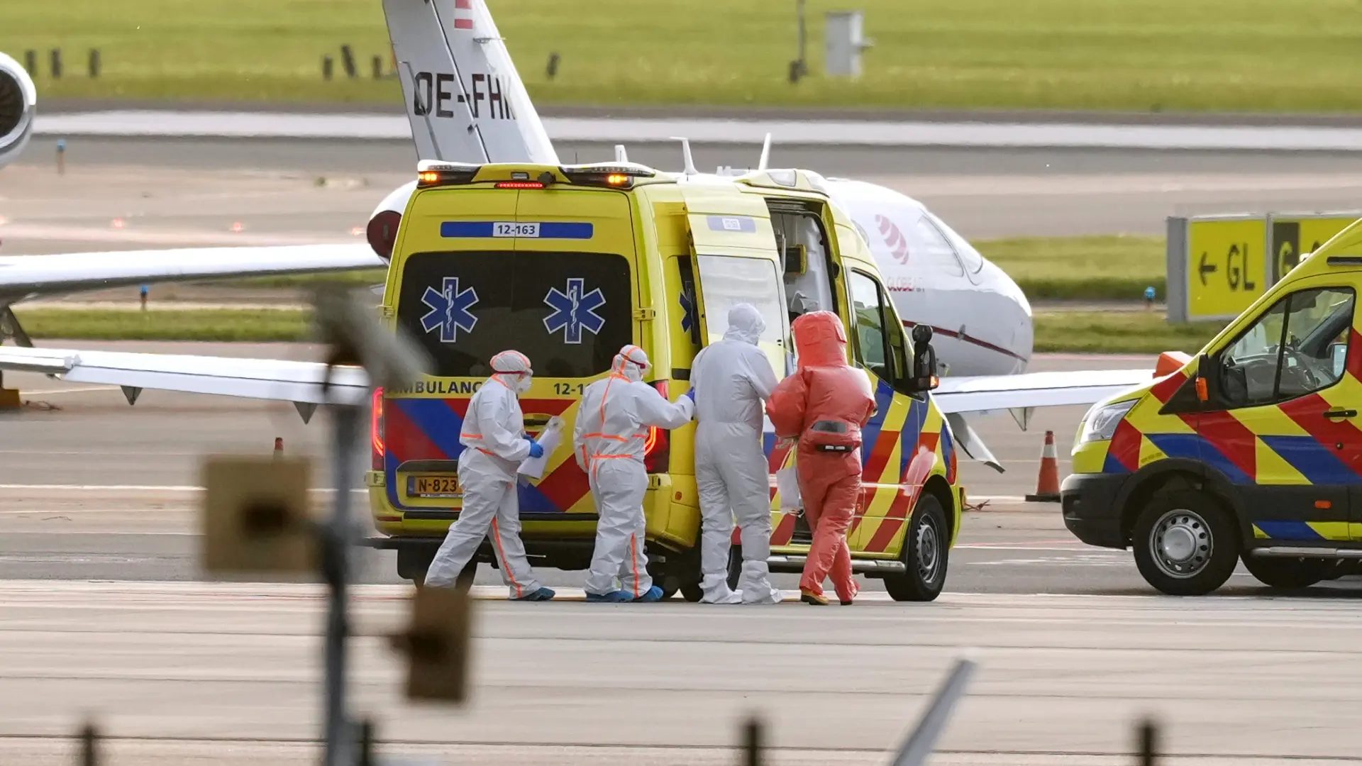 Paciente presuntamente infectado por hantavirus evacuado en una ambulancia desde el aeropuerto de Amsterdam, Países Bajos.Peter Dejong - La Presse
