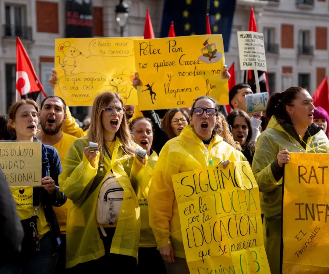 Decenas de personas durante una concentración de profesores del ciclo de Educación Infantil.   GABRIEL LUENGAS / EP