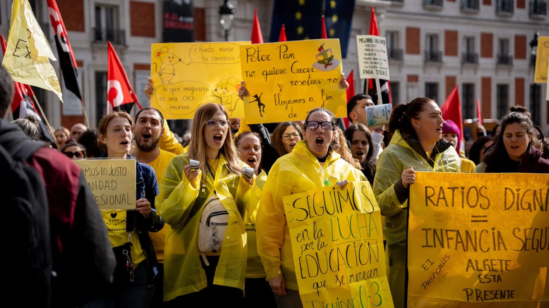 Decenas de personas durante una concentración de profesores del ciclo de Educación Infantil.   GABRIEL LUENGAS / EP