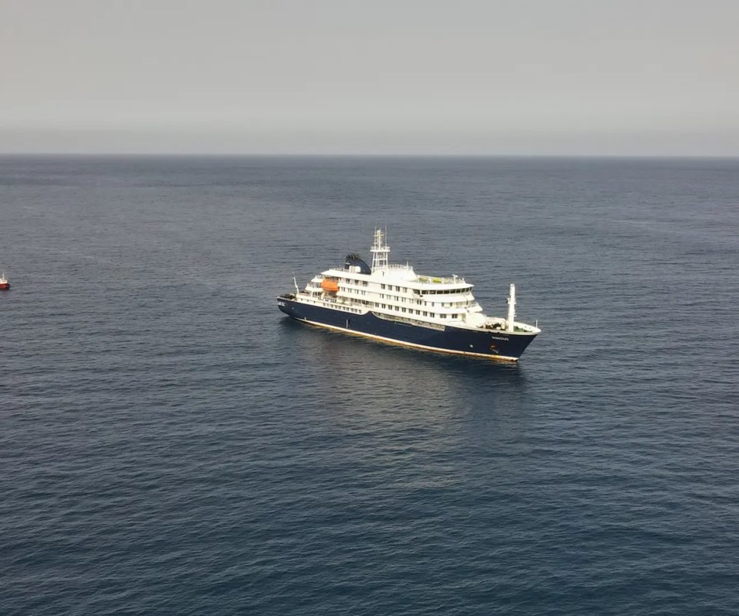 Imagen del crucero MV Hondius fondeado en Cabo Verde.AP / Lapresse