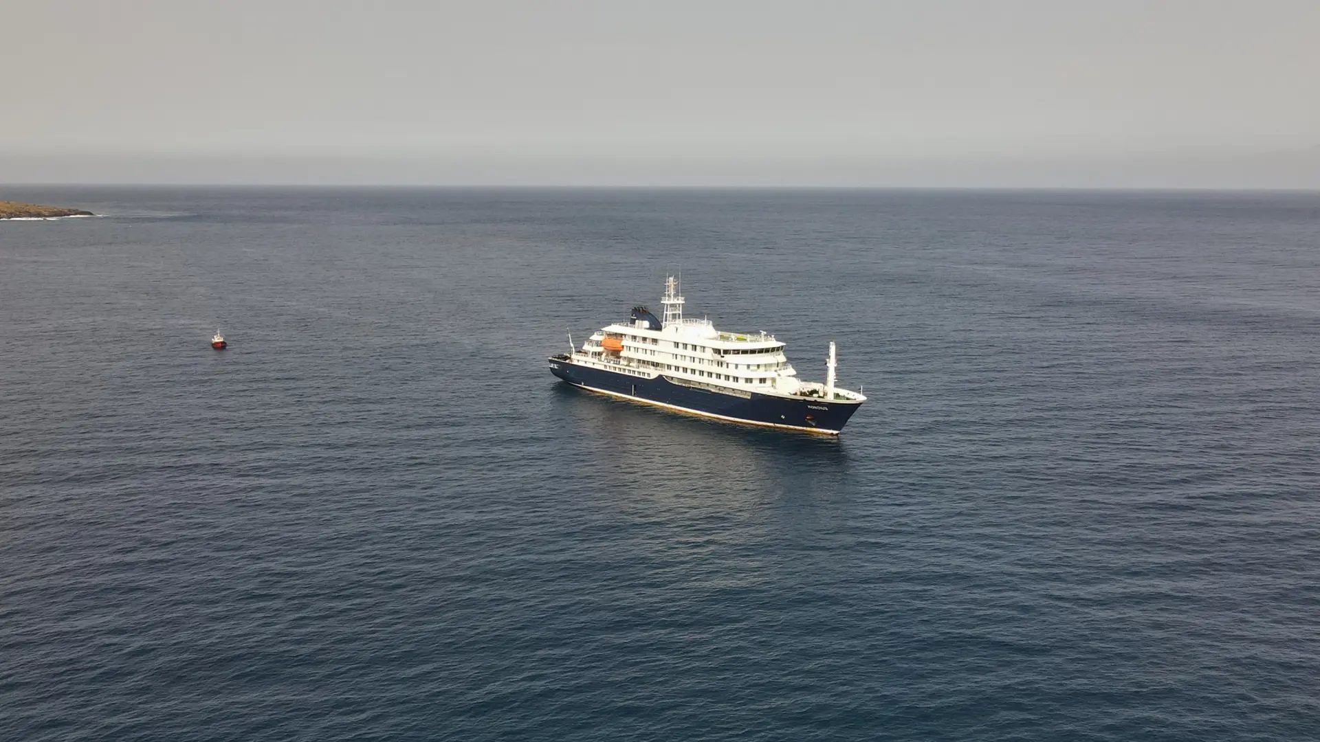 Imagen del crucero MV Hondius fondeado en Cabo Verde.AP / Lapresse