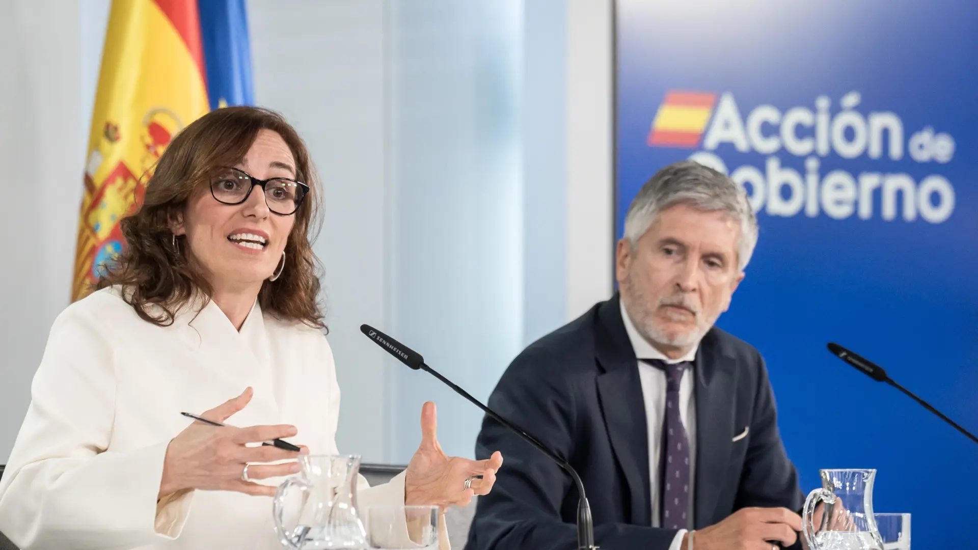 La ministra de Sanidad, Mónica García, y el ministro del Interior, Fernando Grande-Marlaska, durante una rueda de prensa tras los contagios de hantavirus.Diego Radames / Europa Press