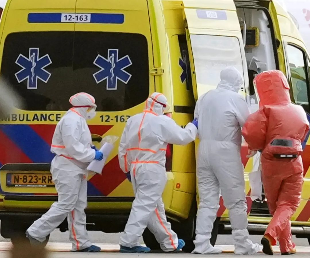 Personal médico acompaña a un paciente, segundo por la derecha, evacuado del crucero MV Hondius con sospecha de infección por hantavirus hasta una ambulancia en el aeropuerto de Schiphol, Ámsterdam.Peter Dejong / AP