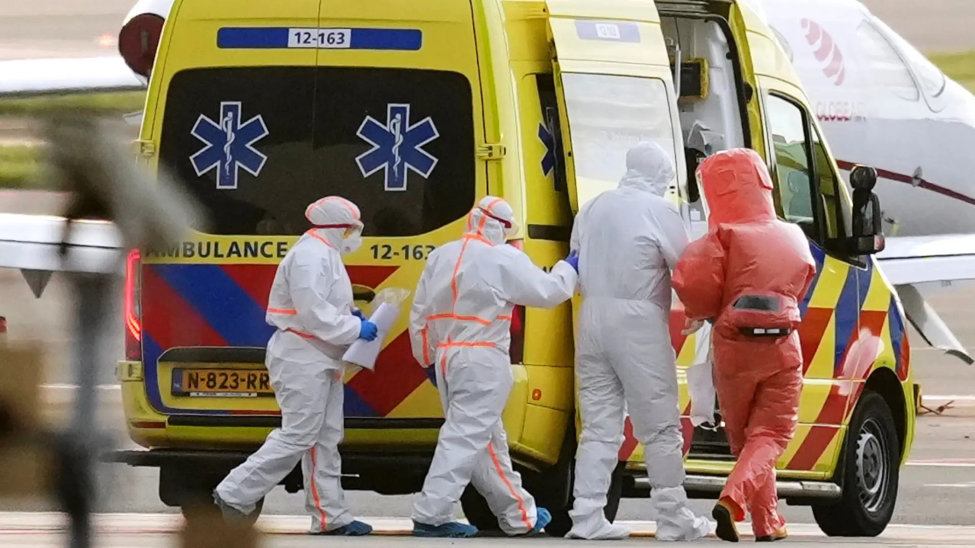 Personal médico acompaña a un paciente, segundo por la derecha, evacuado del crucero MV Hondius con sospecha de infección por hantavirus hasta una ambulancia en el aeropuerto de Schiphol, Ámsterdam.Peter Dejong / AP