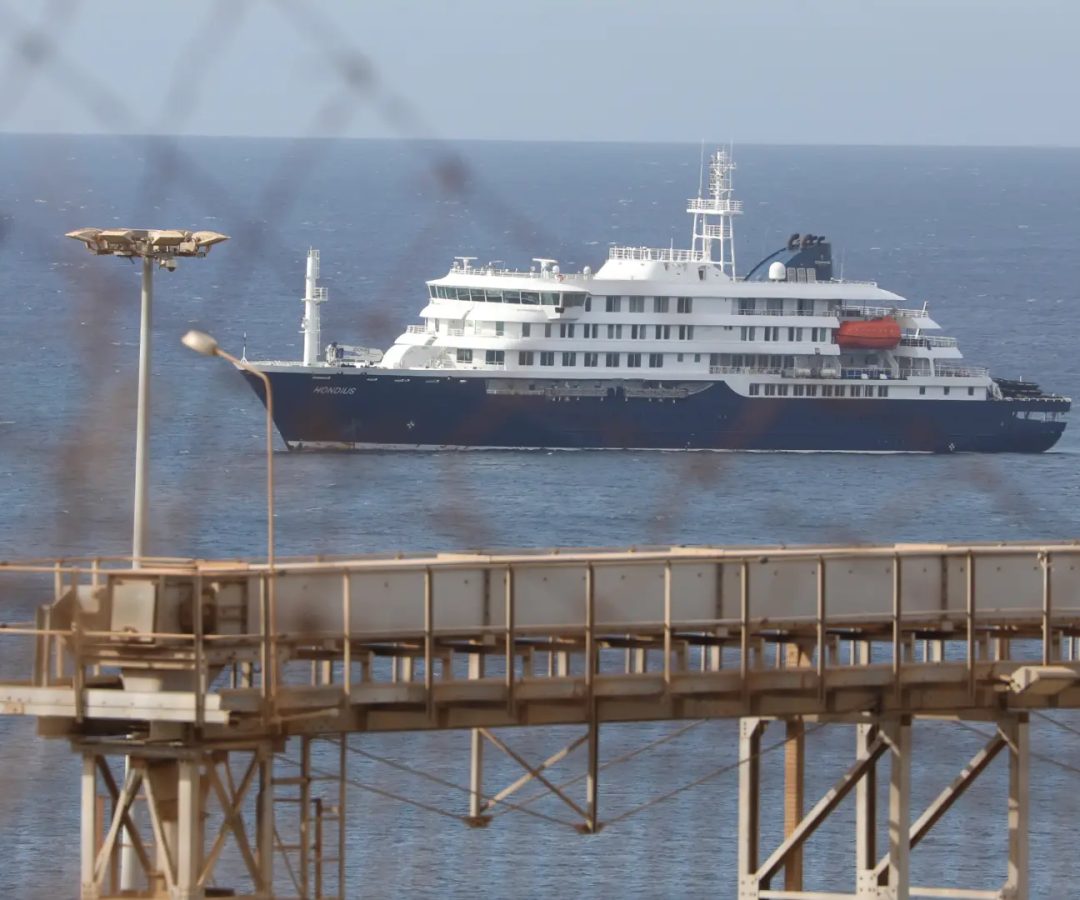 Imagen del crucero MV Hondius, fondeado frente a las costas de Cabo Verde esta semana.Europa Press