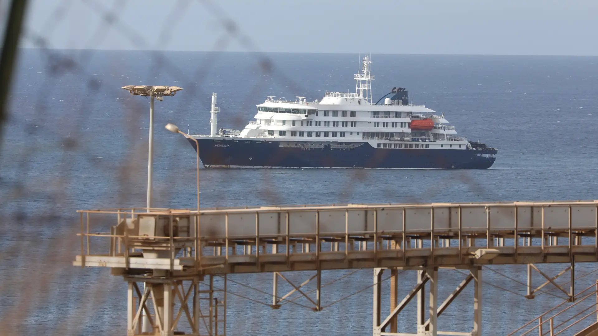Imagen del crucero MV Hondius, fondeado frente a las costas de Cabo Verde esta semana.Europa Press