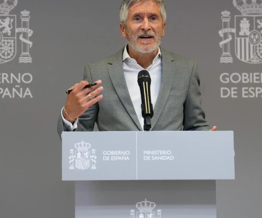 El ministro de Interior, Fernando Grande-Marlaska durante la rueda de prensa ofrecida junto a la ministra de Sanidad, Mónica García, este sábado.EFE