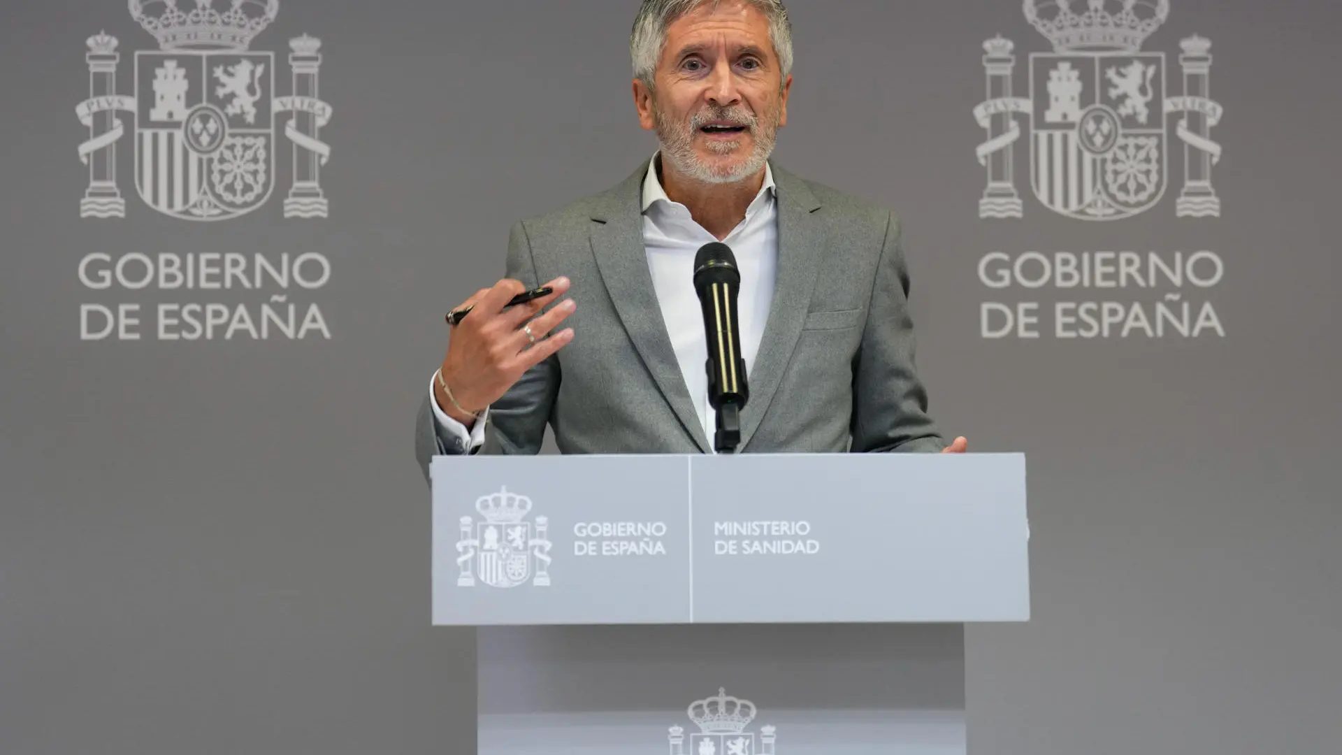 El ministro de Interior, Fernando Grande-Marlaska durante la rueda de prensa ofrecida junto a la ministra de Sanidad, Mónica García, este sábado.EFE