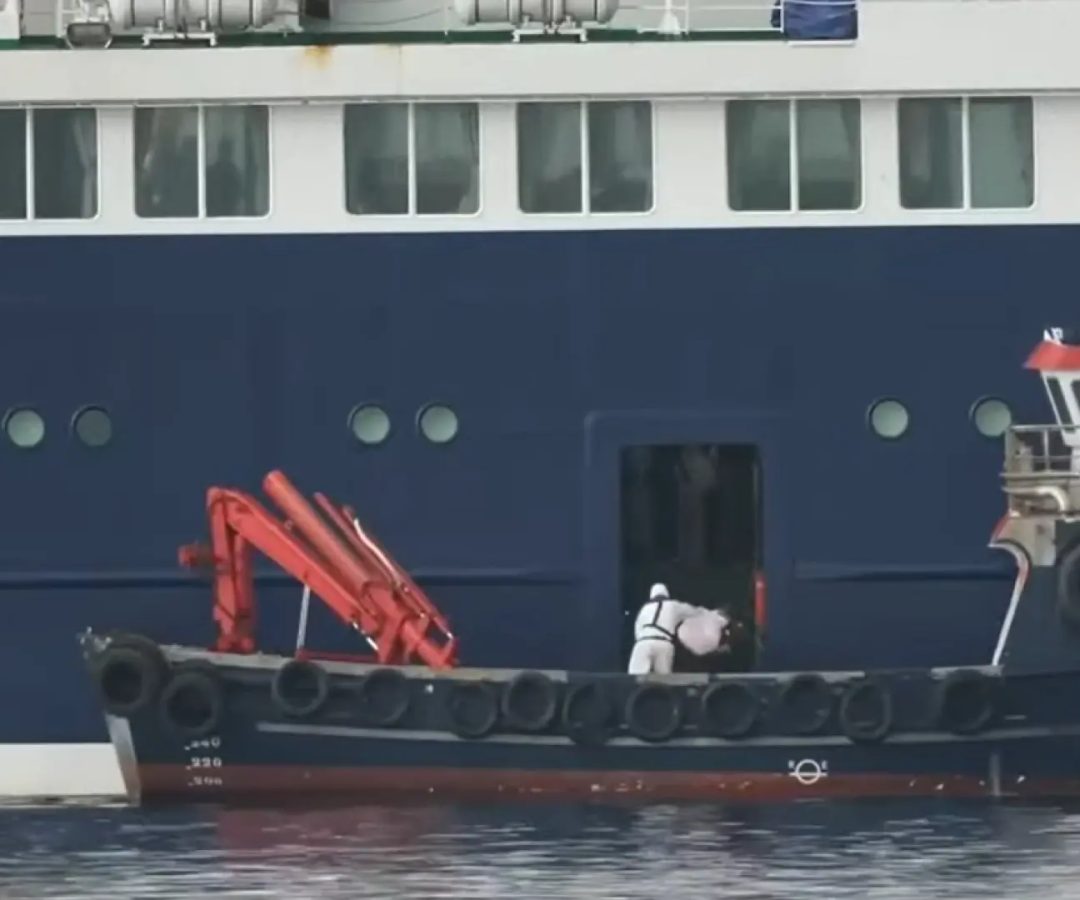 Personal de Sanidad Exterior accede al crucero MV Hondius para un primer examen de los pasajeros y tripulación.RTVE