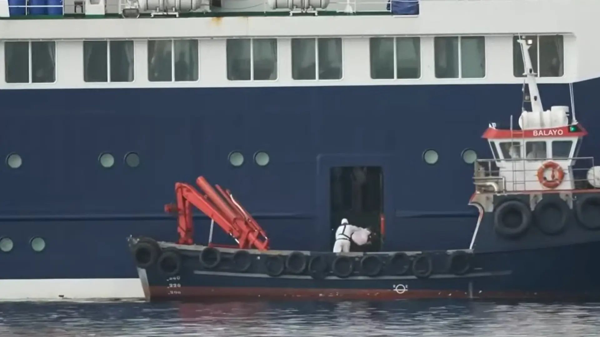 Personal de Sanidad Exterior accede al crucero MV Hondius para un primer examen de los pasajeros y tripulación.RTVE