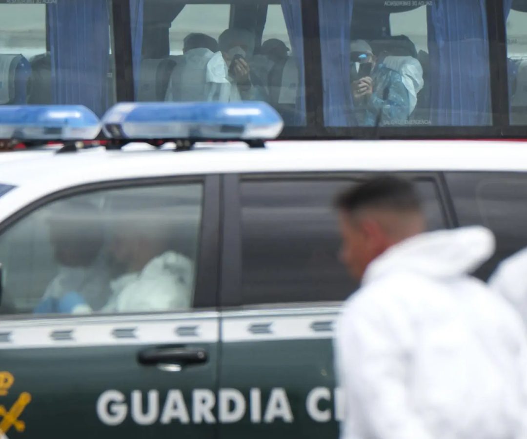 Traslado desde el puerto de Granadilla de Abona (Tenerife) de los pasajeros y tripulantes del crucero MV Hondius para ser repatriados en avión.EFE