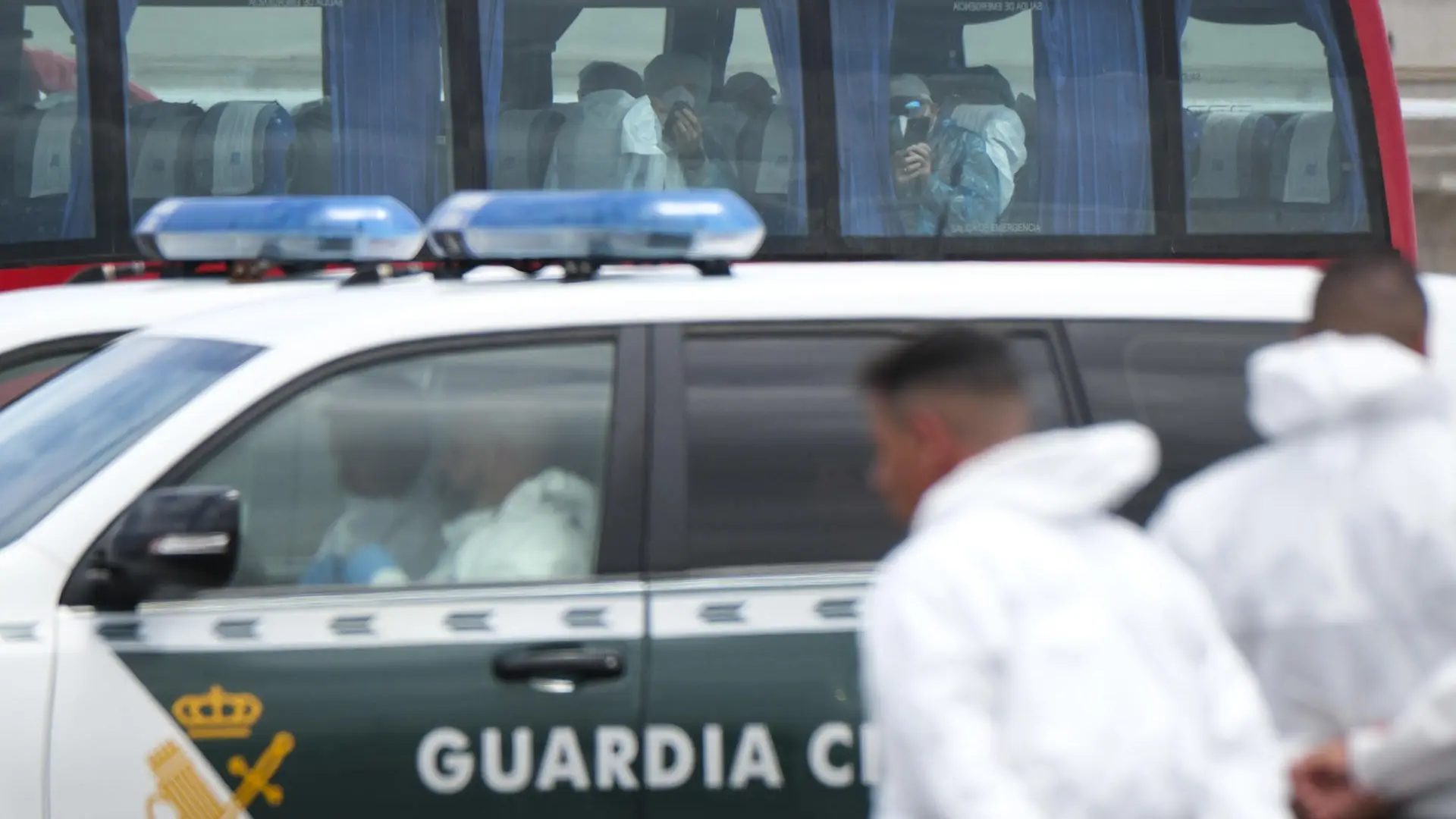Traslado desde el puerto de Granadilla de Abona (Tenerife) de los pasajeros y tripulantes del crucero MV Hondius para ser repatriados en avión.EFE