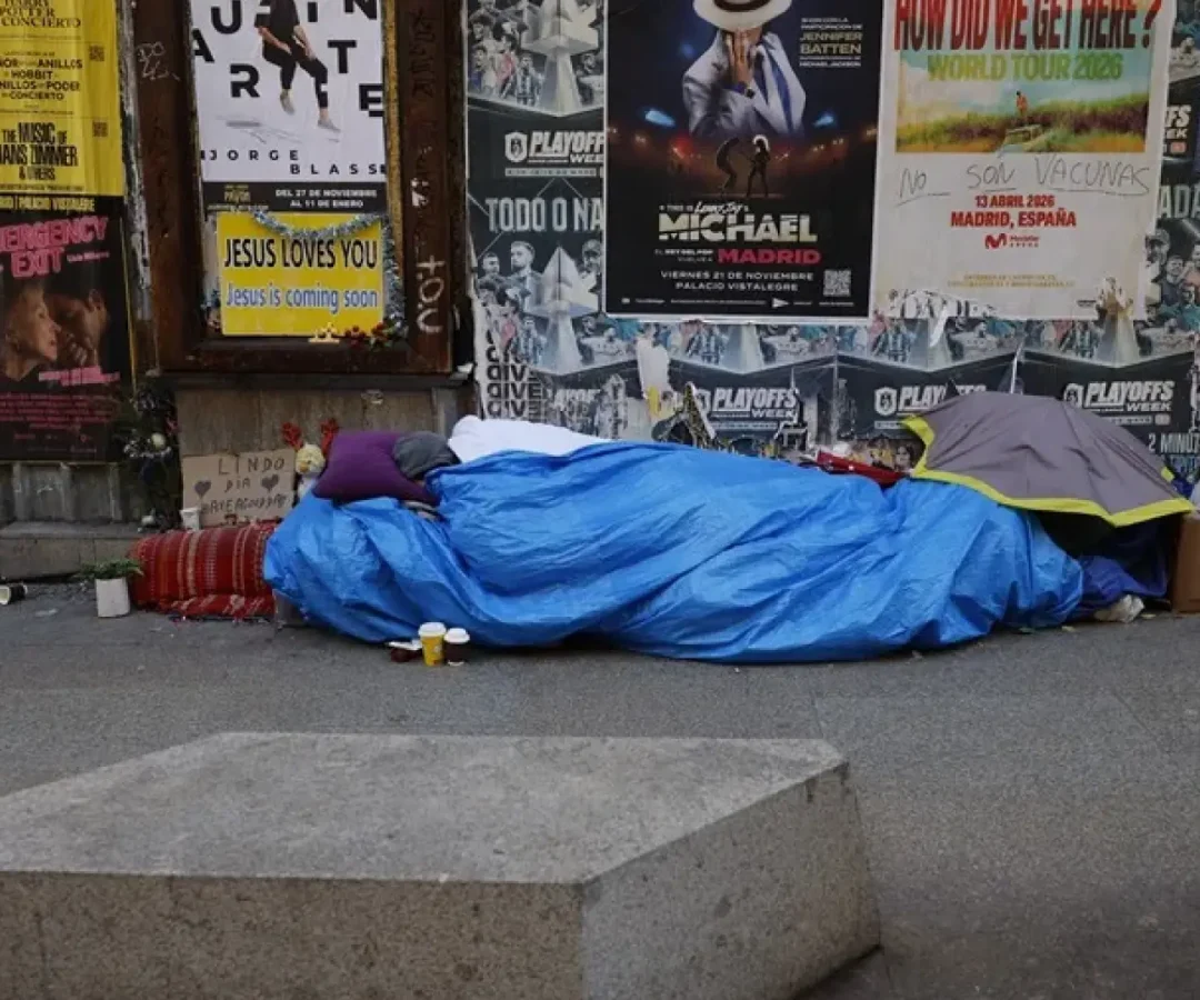 Persona durmiendo en la calle.EFE