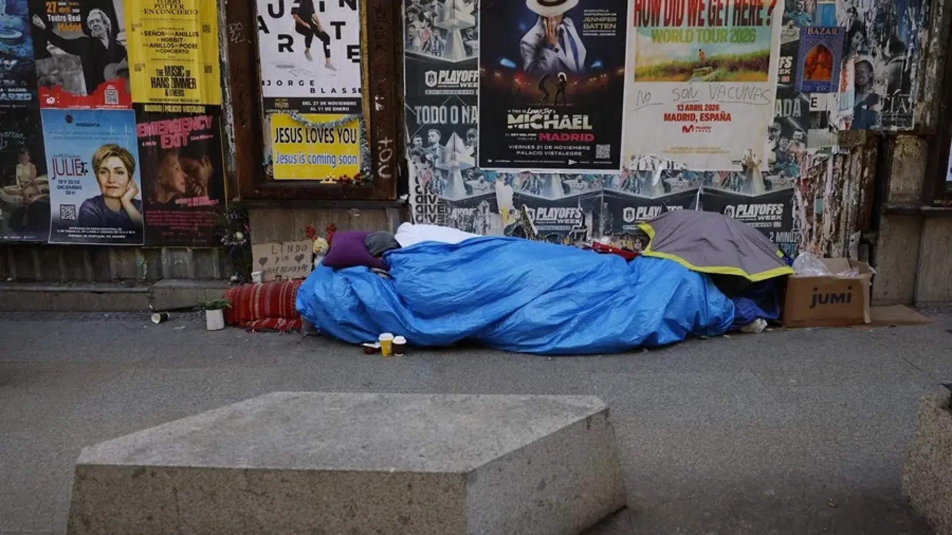 Persona durmiendo en la calle.EFE
