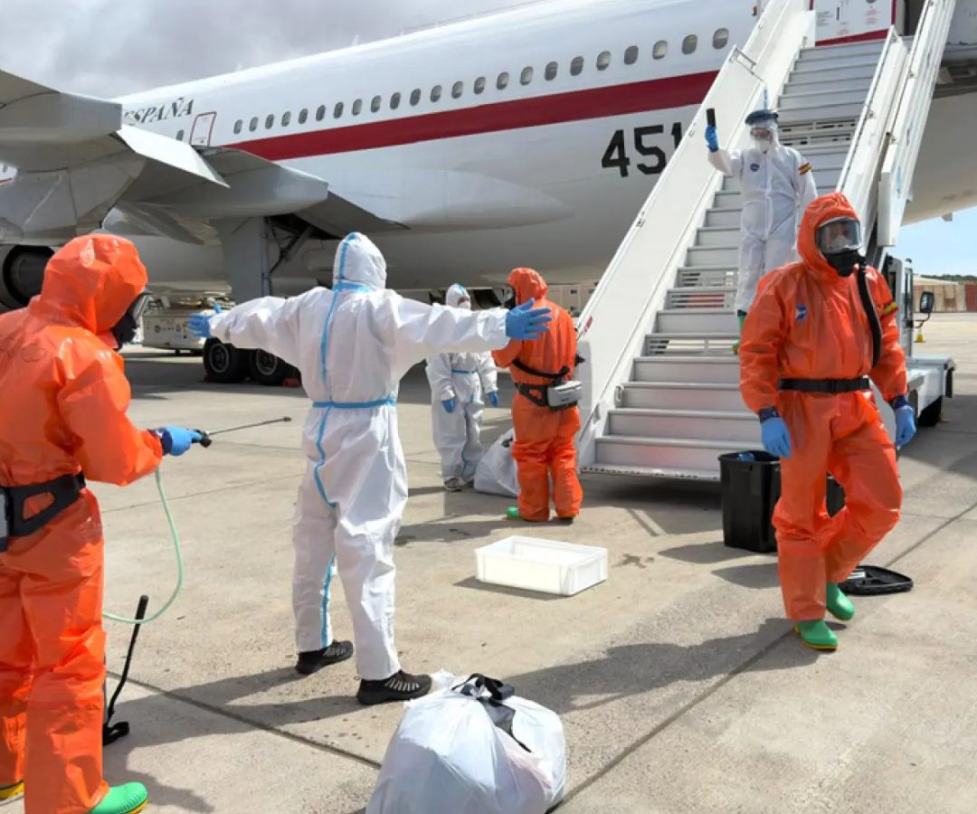 Un pasajero español es desinfectado antes de embarcar en un avión en Canarias rumbo a Madrid.AP