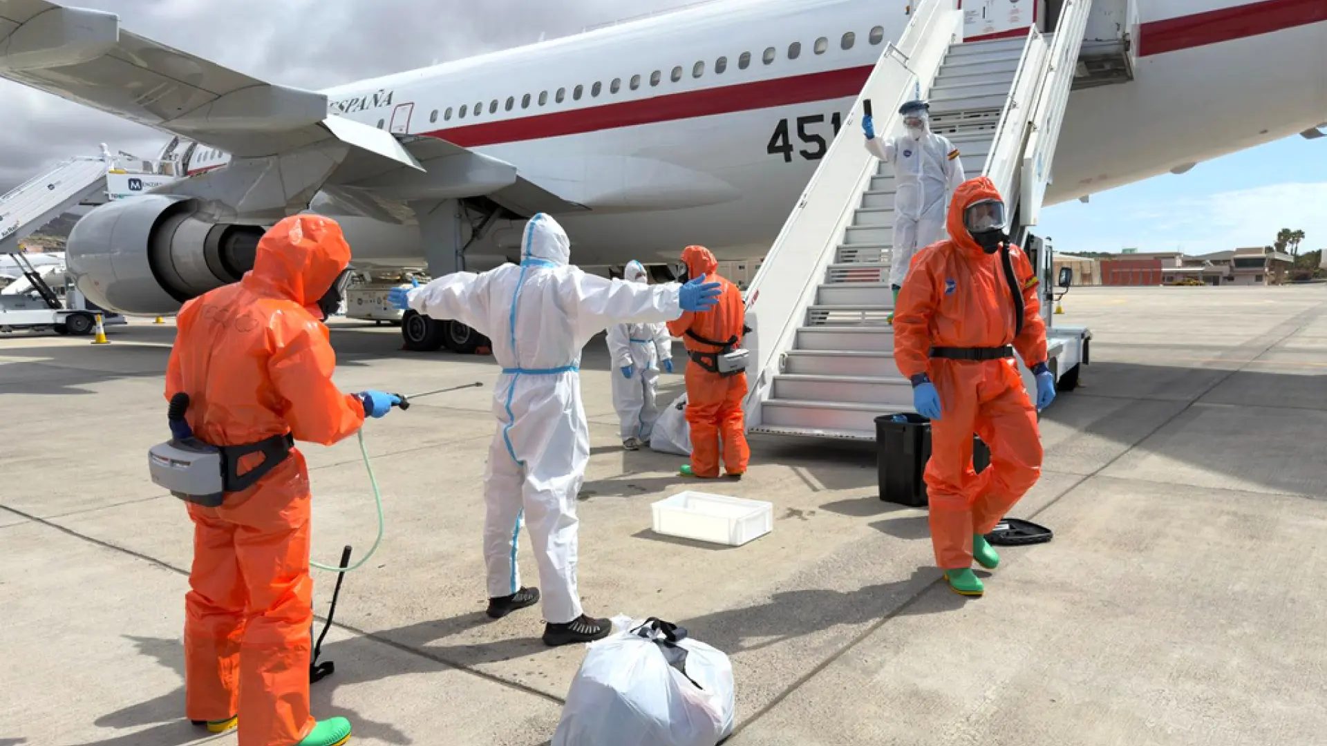 Un pasajero español es desinfectado antes de embarcar en un avión en Canarias rumbo a Madrid.AP