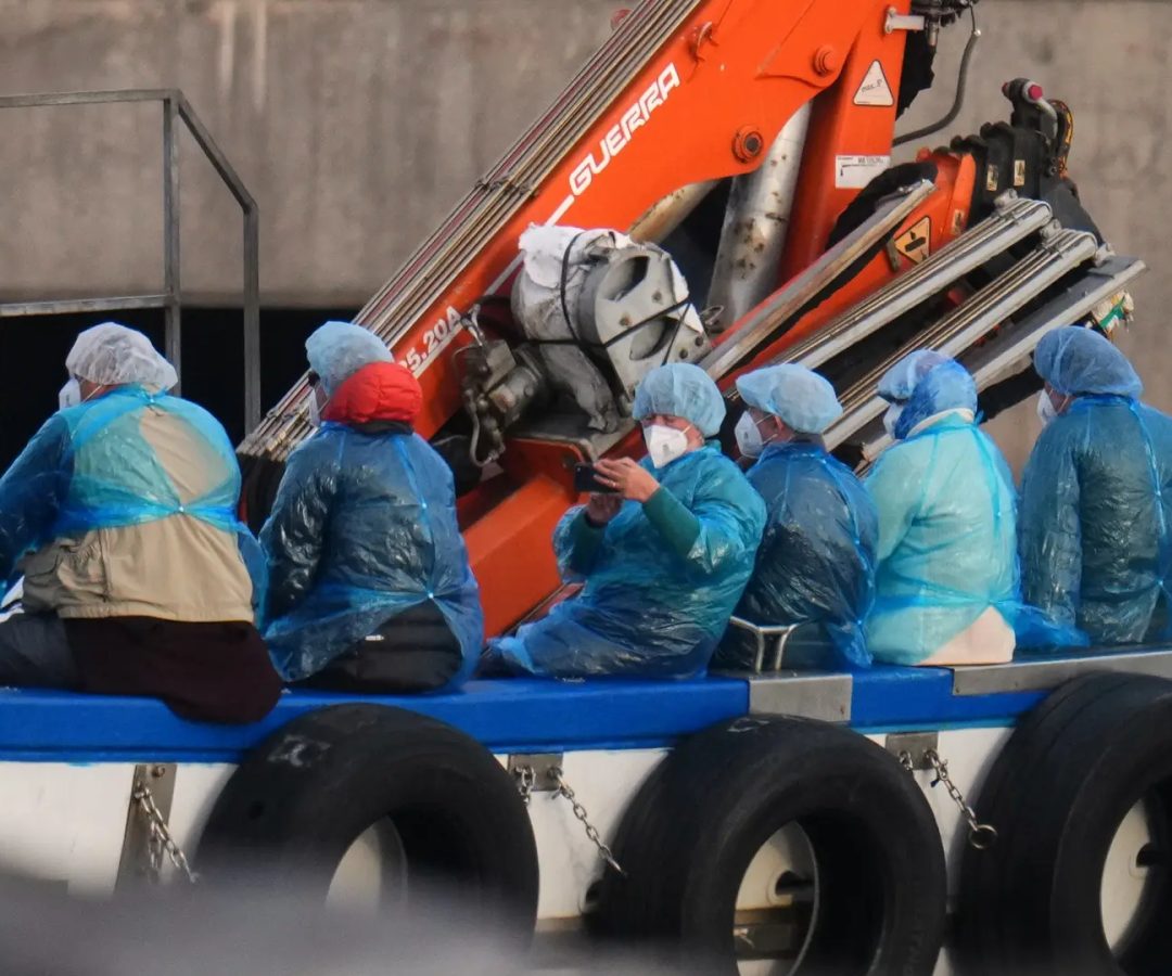 Los pasajeros desembarcan del crucero MV Hondius, afectado por el hantavirus, en el puerto de Granadilla, en Tenerife (Islas Canarias, España), el domingo 10 de mayo de 2026. (Foto AP/Manu Fernández)Manu Fernandez