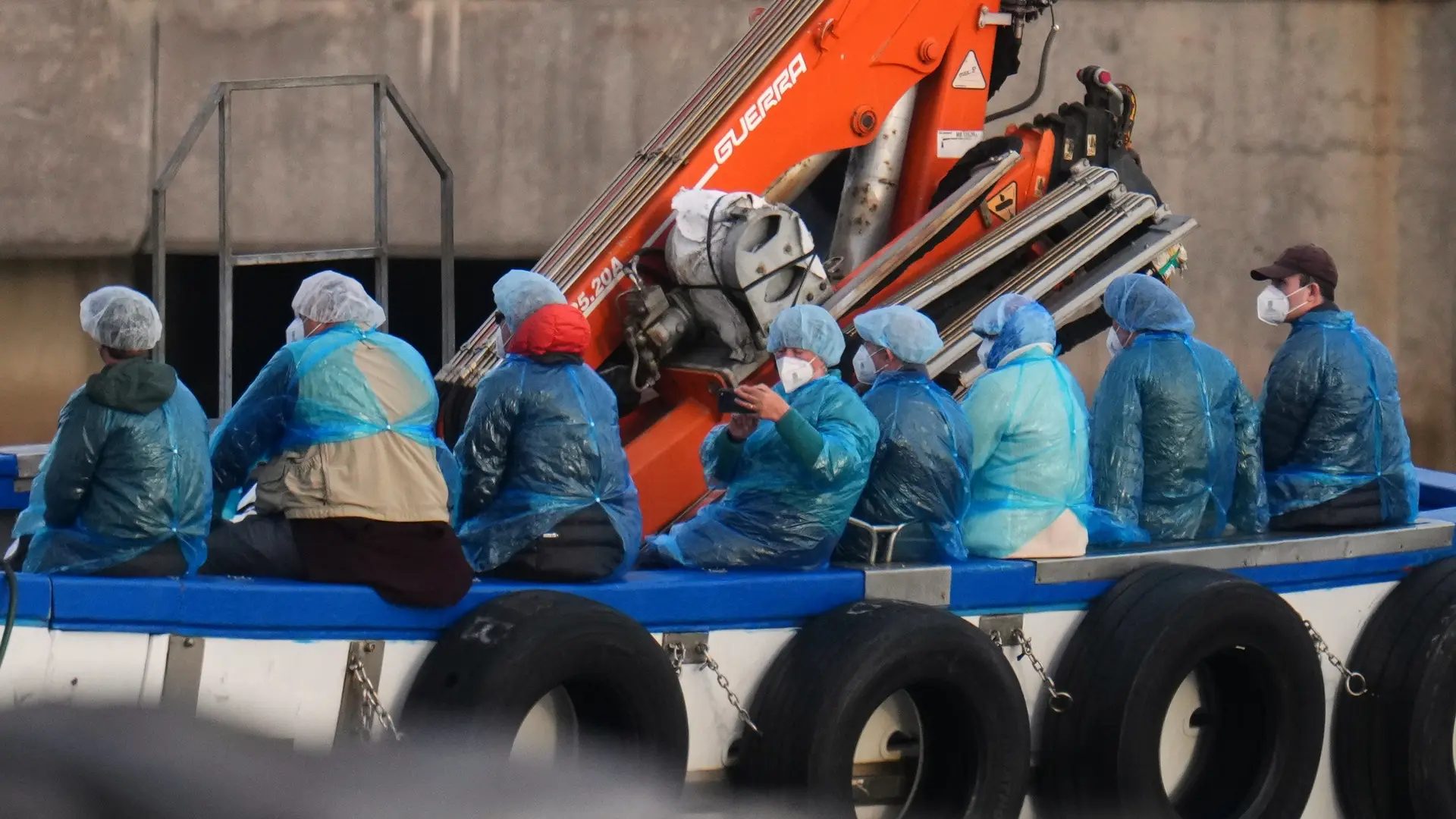 Los pasajeros desembarcan del crucero MV Hondius, afectado por el hantavirus, en el puerto de Granadilla, en Tenerife (Islas Canarias, España), el domingo 10 de mayo de 2026. (Foto AP/Manu Fernández)Manu Fernandez