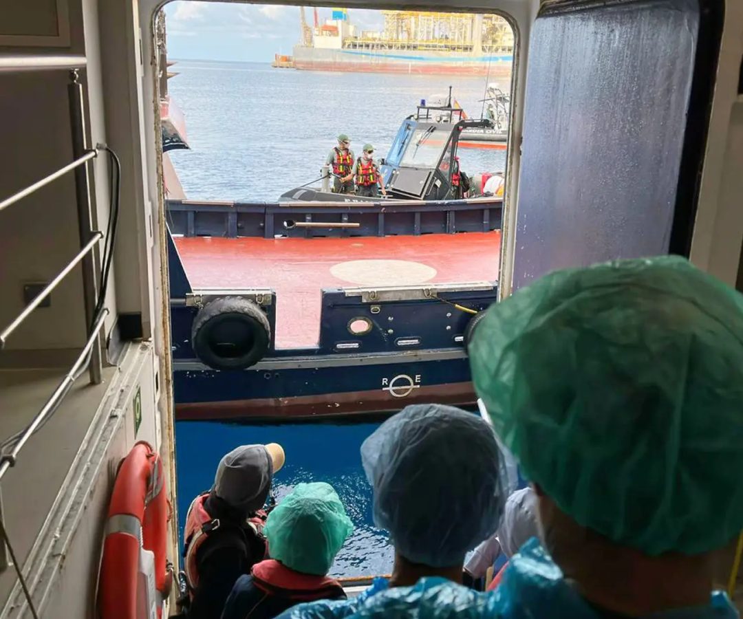 Pasajeros desembarcando del crucero MV Hondius, afectado por el hantavirus, en el puerto de Granadilla, en Tenerife, el domingo 10 de mayo de 2026. AP