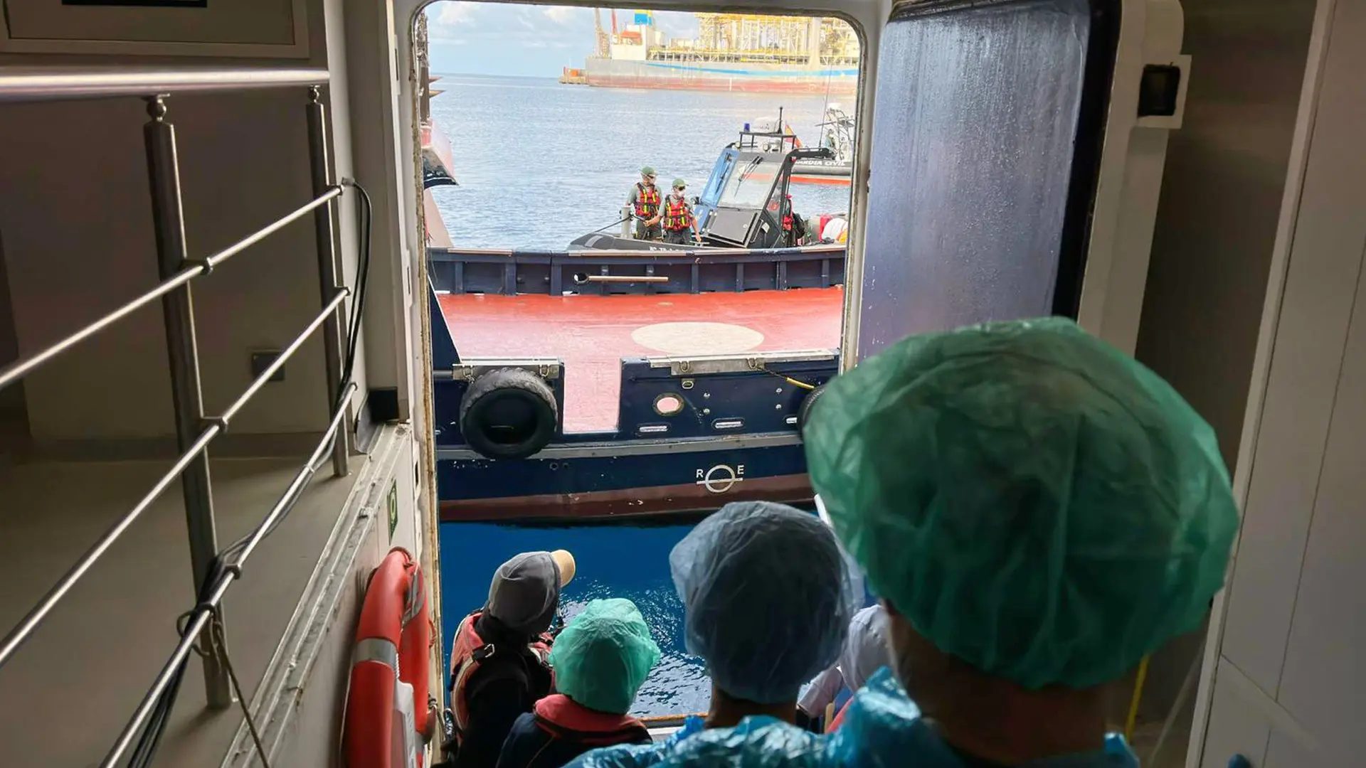 Pasajeros desembarcando del crucero MV Hondius, afectado por el hantavirus, en el puerto de Granadilla, en Tenerife, el domingo 10 de mayo de 2026. AP