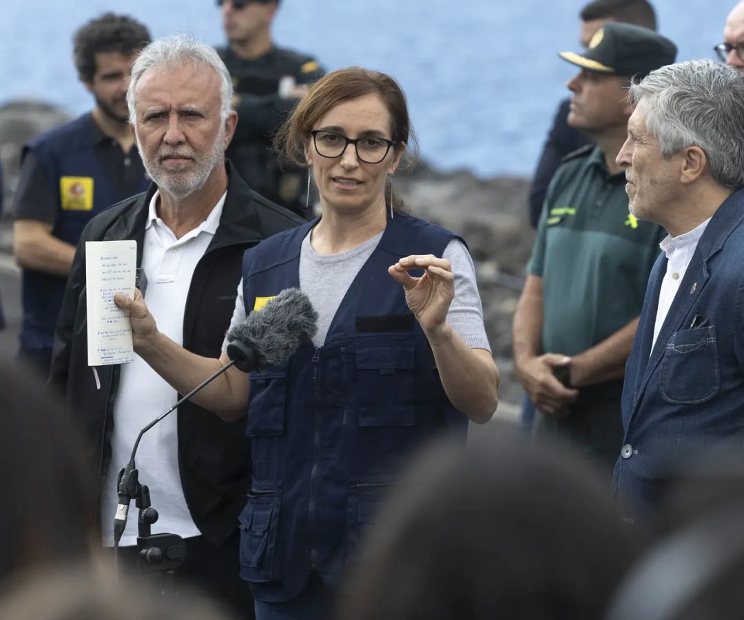 Los ministros de Sanidad, Mónica García; Interior, Fernando Grande Marlaska; y Política Territorial, Ángel Víctor Torres, en el puerto de Granadilla de Abona EFE/Miguel Barreto