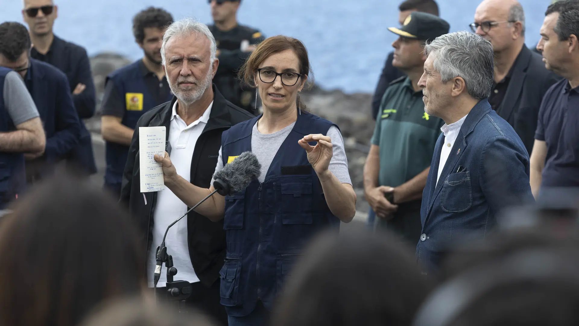 Los ministros de Sanidad, Mónica García; Interior, Fernando Grande Marlaska; y Política Territorial, Ángel Víctor Torres, en el puerto de Granadilla de Abona EFE/Miguel Barreto