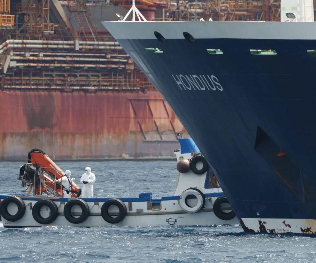 El crucero MV Hondius, fondeado en aguas de Tenerife.EFE