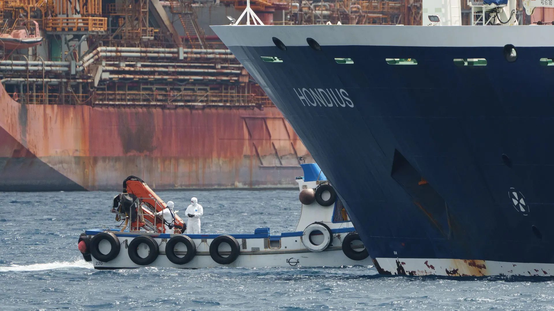 El crucero MV Hondius, fondeado en aguas de Tenerife.EFE