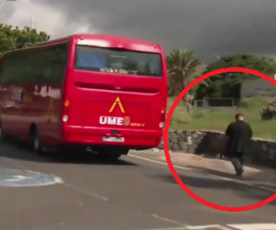 El psiquiatara bajando de uno de los autobuses con pasajeros del MV Hondius.Televisión Canaria