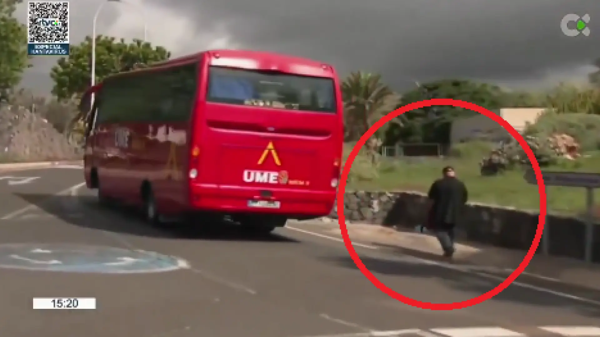 El psiquiatara bajando de uno de los autobuses con pasajeros del MV Hondius.Televisión Canaria