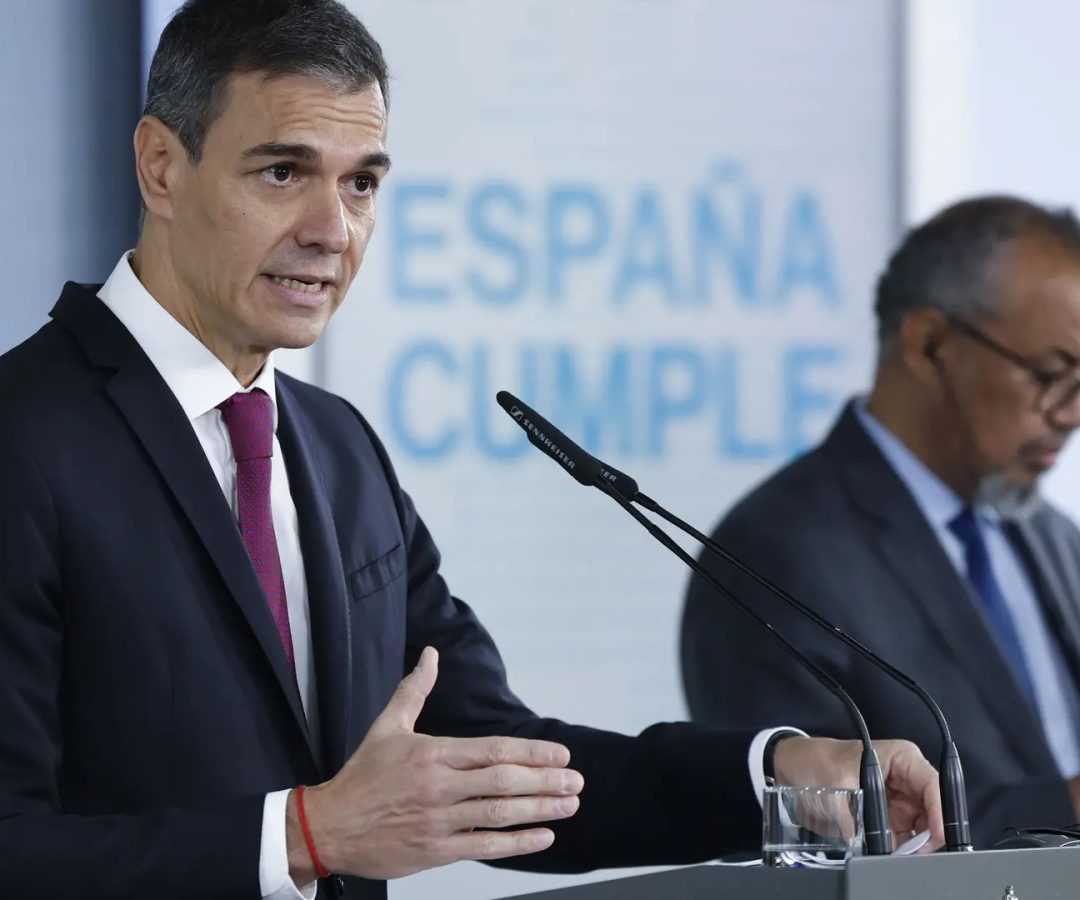 El presidente del Gobierno, Pedro Sánchez, y el director general de la Organización Mundial de la Salud, Tedros Adhanom, durante la rueda de prensa para analizar la situación del brote de hantavirusChema Moya