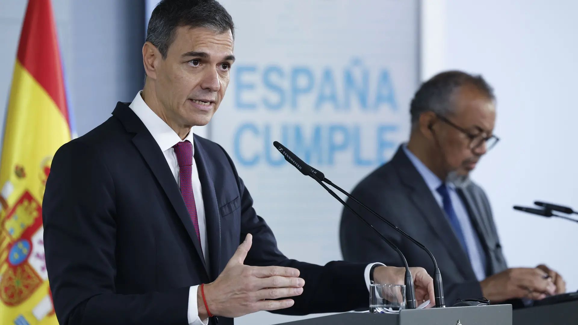 El presidente del Gobierno, Pedro Sánchez, y el director general de la Organización Mundial de la Salud, Tedros Adhanom, durante la rueda de prensa para analizar la situación del brote de hantavirusChema Moya