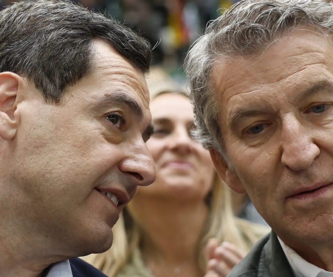  El presidente del PP, Alberto Núñez Feijóo (d), y el candidato popular a las elecciones de Andalucía y actual presidente de la Junta, Juanma Moreno, durante un acto de campaña del Partido Popular en la Ciudad Deportiva Carranque Javier Imbroda de Málaga (Andalucía). EFEJorge Zapata