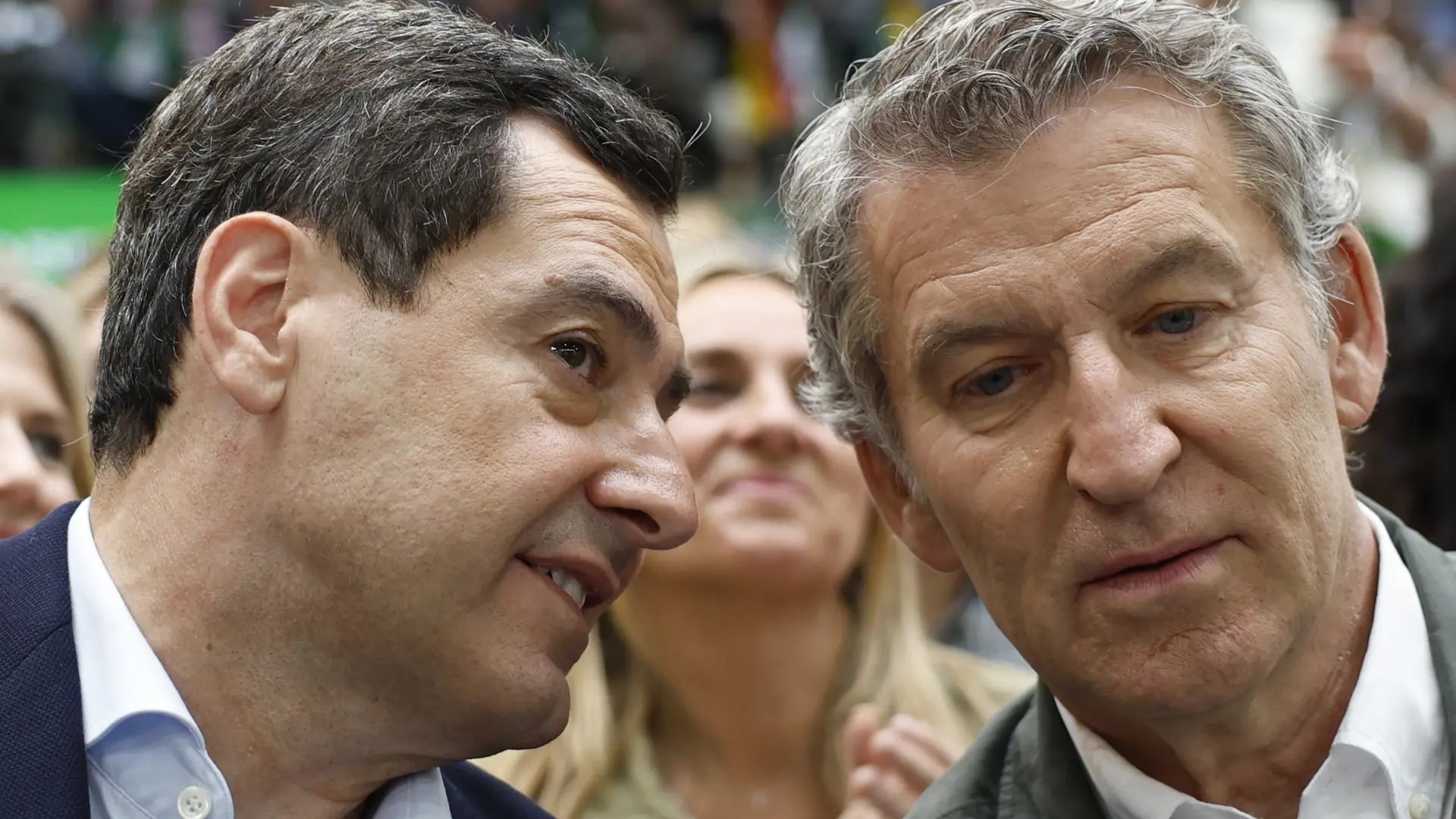  El presidente del PP, Alberto Núñez Feijóo (d), y el candidato popular a las elecciones de Andalucía y actual presidente de la Junta, Juanma Moreno, durante un acto de campaña del Partido Popular en la Ciudad Deportiva Carranque Javier Imbroda de Málaga (Andalucía). EFEJorge Zapata