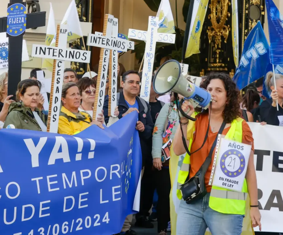 Los funcionarios interinos y trabajadores temporales de la Administración pública se manifiestan contra la temporalidad.
