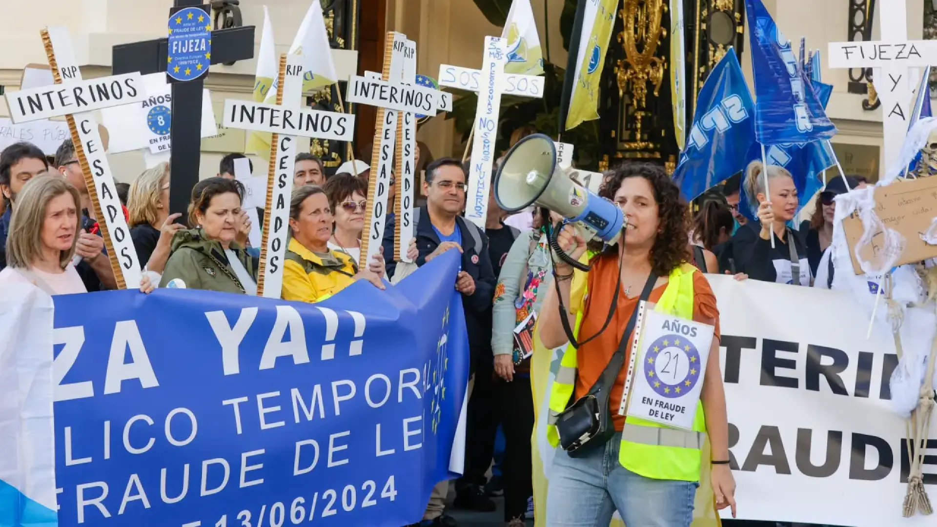 Los funcionarios interinos y trabajadores temporales de la Administración pública se manifiestan contra la temporalidad.