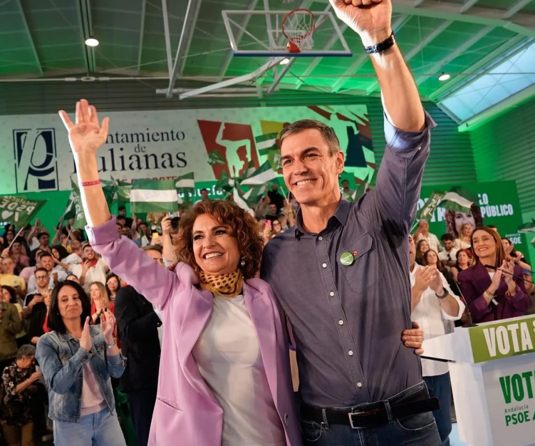Pedro Sánchez, con María Jesús Montero, durante la campaña.ARSENIO ZURITA / EUROPA PRESS
